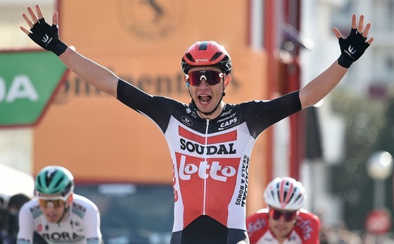 Andreas Kron se raduje po vítězství v první etapě závodu Kolem Katalánska.