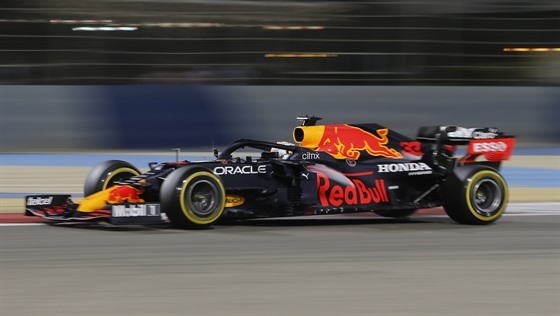 Max Verstappen pi tréninku na Velkou cenu Bahrajnu voz formule 1.