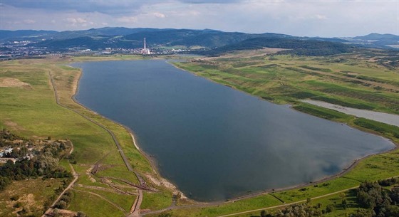 Jezero Milada je hluboké až 24,7 metru, dlouhé 3,2 kilometru a široké 0,7...