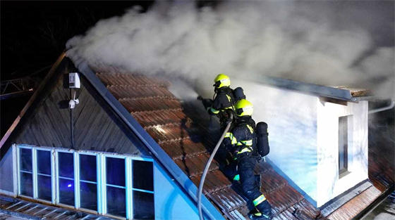 Čtyři jednotky hasičů v noci na neděli bojovaly s požárem chaty na Zbraslavi....