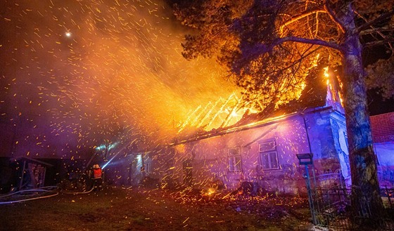 V obci Jasenná na Náchodsku hořelo stavení, s požárem bojovalo sedm jednotek...
