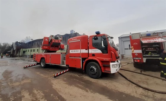 V noci na neděli zasahovalo dvanáct jednotek hasičů u požáru budovy v Moravském...