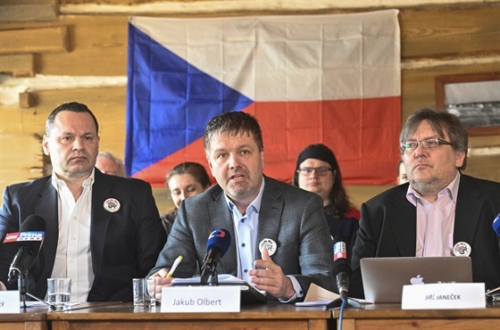 Zástupci politického hnutí Oteveme esko - Chcípl PES (zleva): Radek árecký,...