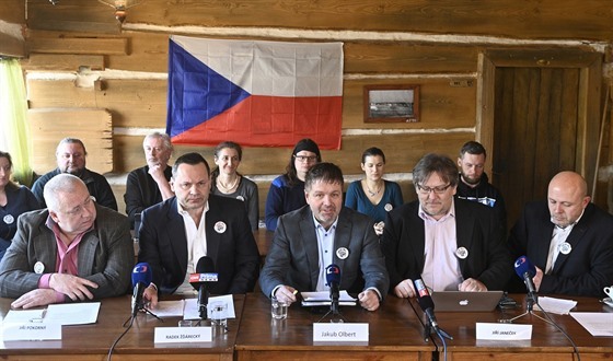 Zástupci politického hnutí Oteveme esko - Chcípl PES (v popedí zleva) Jií...