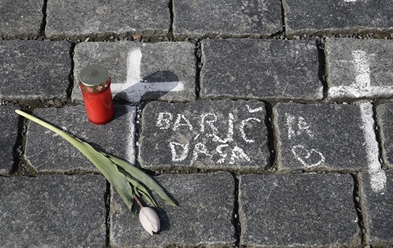 K namalovaným křížům na památku obětí koronaviru na Staroměstském náměstí v...