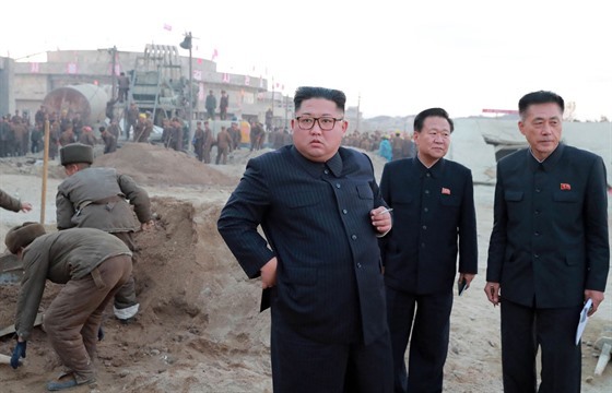 Kim Čong-un na kontrole prací v turistickém resortu Wonsan-Kalma v KLDR (1....
