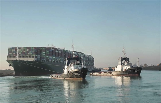 Kontejnerovou loď, která skoro týden blokovala Suezský průplav, se podařilo...