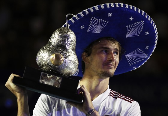 Německý tenista Alexander Zverev pózuje s trofejí pro vítěze turnaje v Acapulcu.