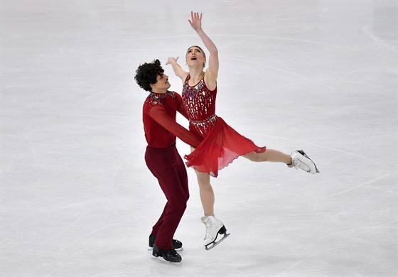 Krasobruslaři bojují o olympijské medaile v tancích na ledě od roku 1976.