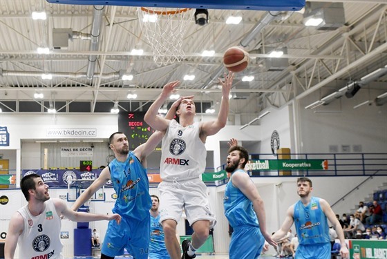 Dínský Ondej ika skáe do zakonení v zápase proti Olomoucku.