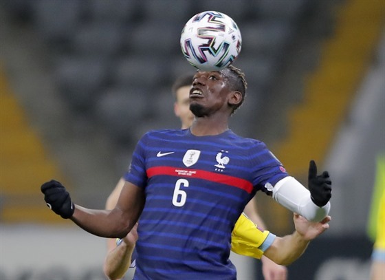 Paul Pogba z Francie se snaí zpracovat balon bhem utkání proti Kazachstánu.