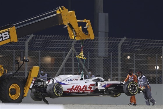 Pro Nikitu Mazepina z Haasu skonila Velká cena Bahrajnu krátce po zaátku...