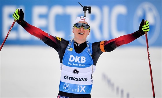 Norka Marte Olsbuová-Röiselandová vítězí ve stíhacím závodě v Östersundu.