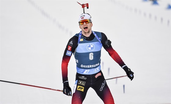 Sturla Holm Lägreid vítězí ve stíhacím závodě v Ostersundu.