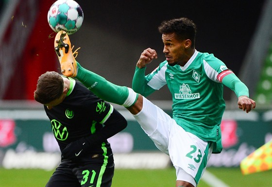 Theodor Gebre Selassie z Werderu Brémy (vpravo) v utkání proti Wolfsburgu