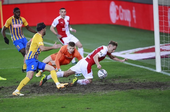 Slávistický útočník Jan Kuchta střílí gól v utkání proti Opavě.
