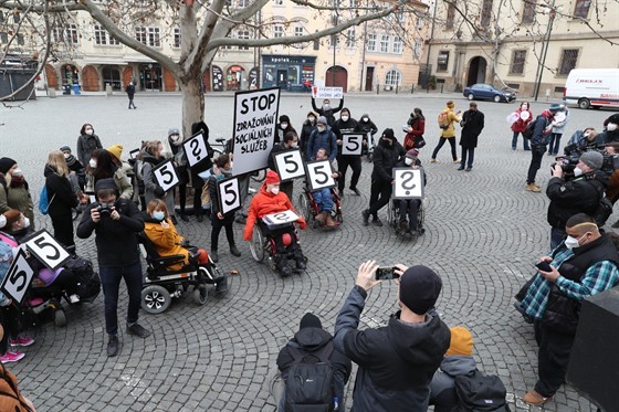 Demonstrace lidí s postižením a jejich asistentů proti projednávané novele...