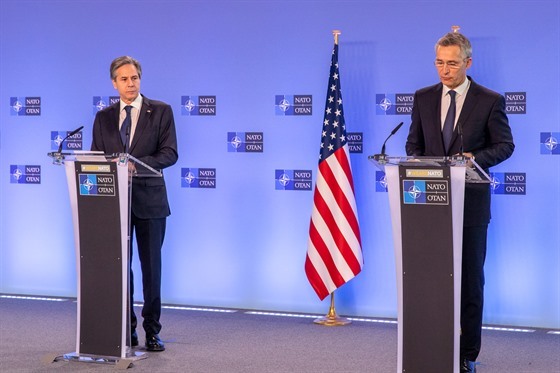 Americký ministr zahranií Antony Blinken a éf NATO Jens Stoltenberg v...