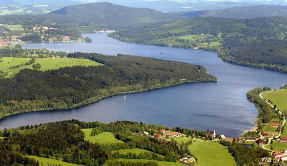 Letecký pohled na Lipno. V dolní ásti je Pední Výto, vlevo nahoe pak Lipno...