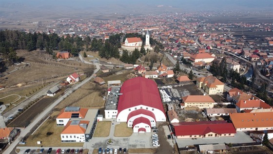 Letecký pohled na lékařské centrum a hokejový stadion v rumunském městě Cartsa....