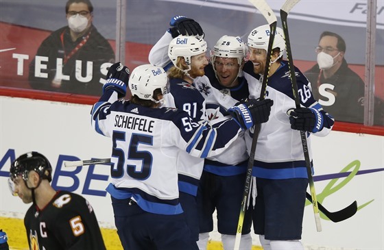 Wheeler (26), Mark Scheifele (55), Kyle Connor (81) and Paul Stastny (25) slaví...