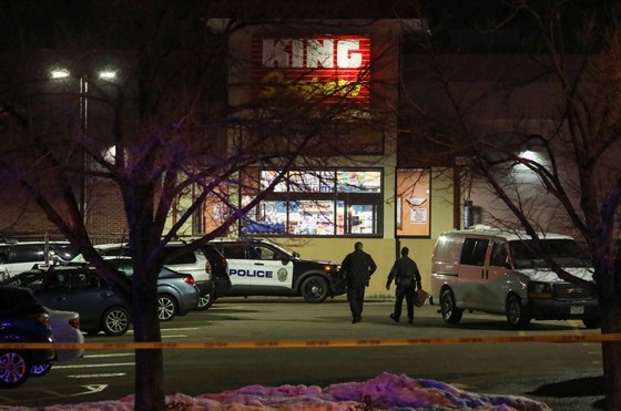 V obchodě ve městě Boulder v americkém Coloradu útočil střelec, zabil deset...