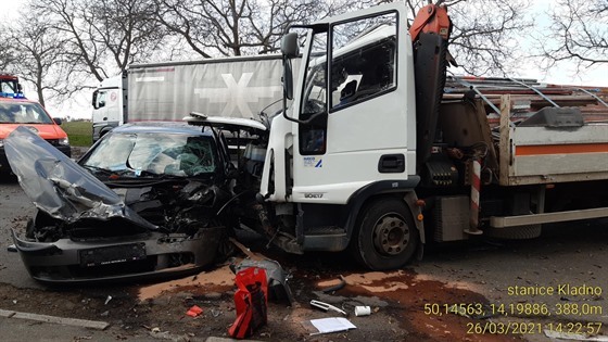Při střetu osobního a nákladního vozu u Lidic na Kladensku se zranili čtyři...