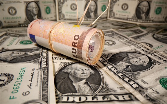 Americké dolary a evropská eura. Ilustrační foto.