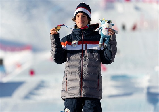 Matěj Švancer pózuje se zlatou medailí z Big Airu.