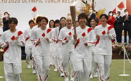Japonská fotbalistka Azusa Iwašimiziová a její spoluhráčky se vydávají na...