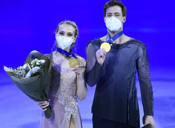 Viktoria Sinicinová a Nikita Kacalapov vrátili po 12 letech titul mistrů světa...