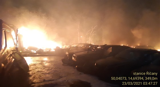 Bezmála třicet vozidel shořelo při požáru na autovrakovišti. (23.3.2021)