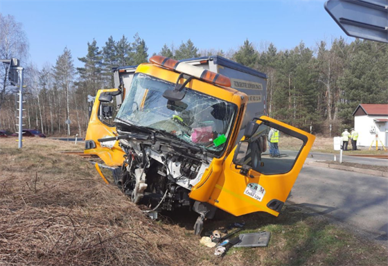 Nehoda nákladního vozidla s vlakem na pejezdu u Sosnové na eskolipsku si...