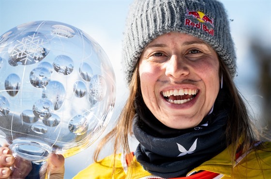 eská snowboardcrossaka Eva Samková s kiálovým glóbusem za prvenství ve...