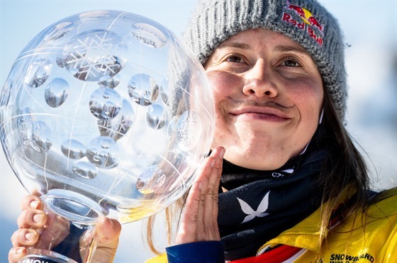 eská snowboardcrossaka Eva Samková s kiálovým glóbusem za prvenství ve...