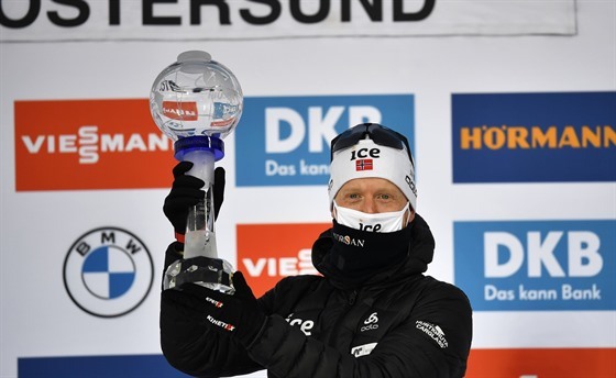 Johannes Bö s křišťálovým glóbem pro vítěze Světového poháru v sezoně 2020/2021.