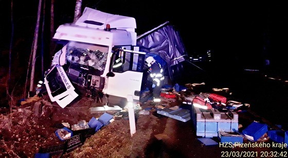 Řidič tohoto kamionu havaroval u Kladrub na Tachovsku. Podle policistů nadýchal...