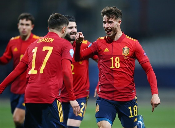 Španělský fotbalista Javier Puado (č. 18) oslavuje se spoluhráči gól v utkání...
