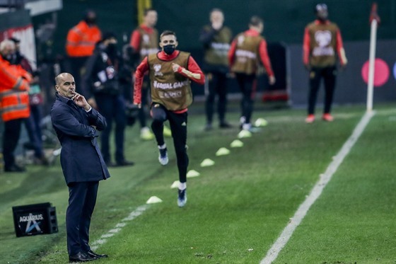 Roberto Martinez, trenér belgických fotbalistů, pozoruje své svěřence v duelu s...