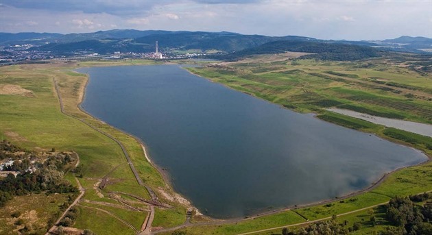 Jezero Milada je hluboké a 24,7 metru, dlouhé 3,2 kilometru a iroké 0,7...