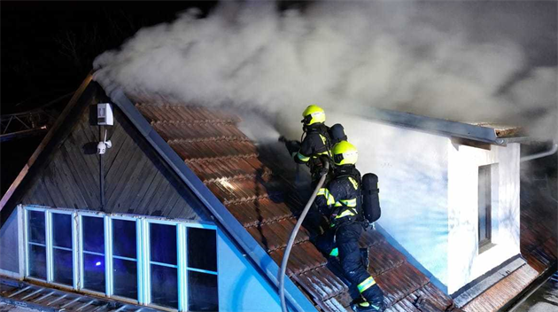 Na Zbraslavi hořela chata, zasahovali profesionální i dobrovolní hasiči