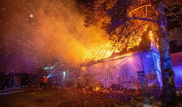 Hasiči zachraňovali zvířata z hořícího domu na Náchodsku
