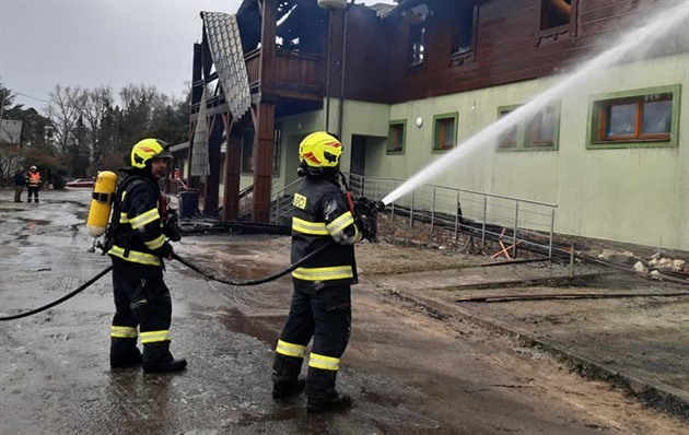 Na Hodonínsku hořela administrativní budova, dva hasiči se lehce zranili