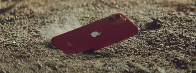 Apple si chválí nové krycí sklo iPhonu. Ukázal, že přežije pád do hlíny