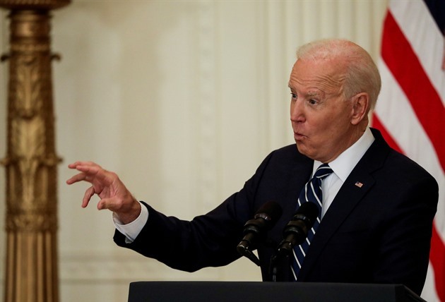 Migranty vracíme, s Čínou budeme tvrdě soupeřit, řekl Biden na první tiskovce