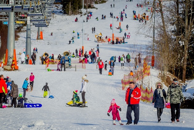 Skiareál Lipno býval o víkendech plný. Lanovky stály, ale sjezdovky vyuily...