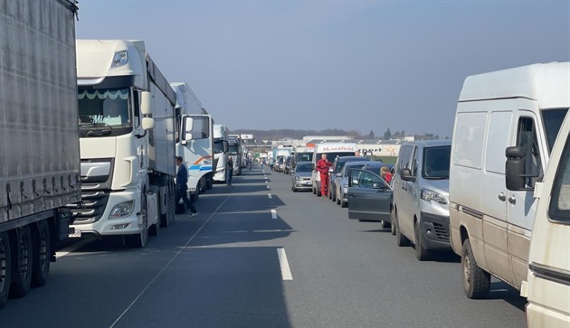 Sráka dodávky s cisternou na 1. kilometru D8 ve smru na Prahu. Kolona ped...