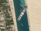 Kontejnerová lo Ever Given uvázlá v Suezkém prplavu na satelitním snímku (27....