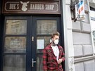 Doe's Barber Shop v Olomouci otev�el navzdory z�kazu. P�r minut po otev�en� ho...