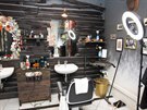 Doe's Barber Shop v Olomouci otev�el navzdory z�kazu. P�r minut po otev�en� ho...